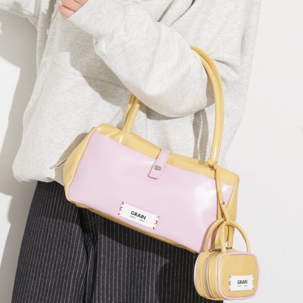 CIAOPANIC [GRAIN] 雙色手袋，附有手袋吊飾。