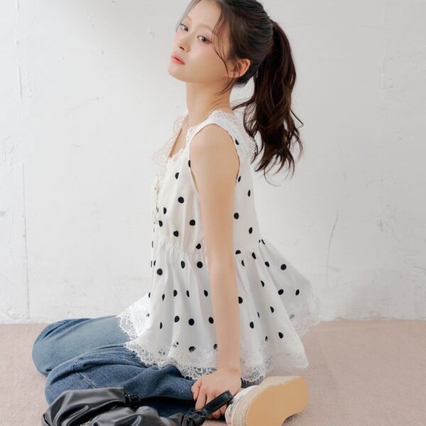 Chico 【Chico】精緻蕾絲：傘擺內衣風蕾絲背心襯衫 (Lingerie Blouse)